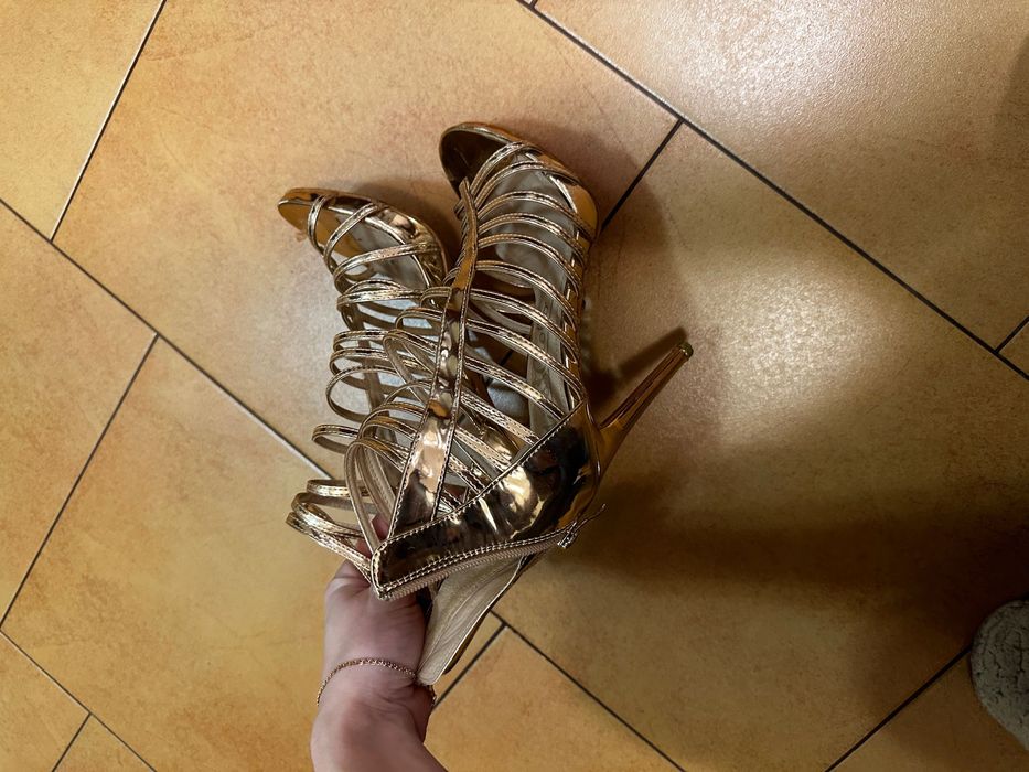 Босоніжки жіночі