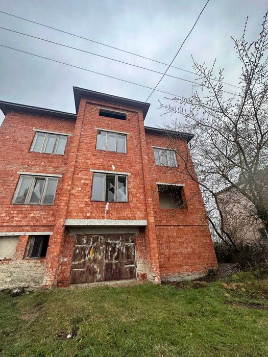 Продається будинок з літньою кухнею в с Черніїв. Ділянка 15 сот.