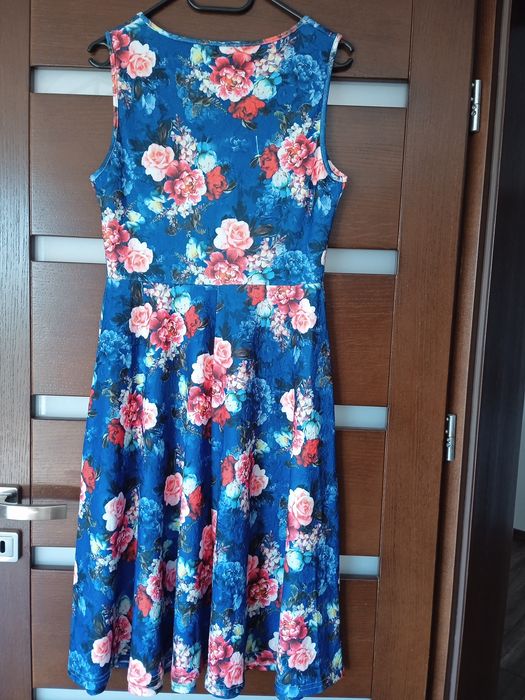 Elegancka sukienka midi w kolorowe kwiaty