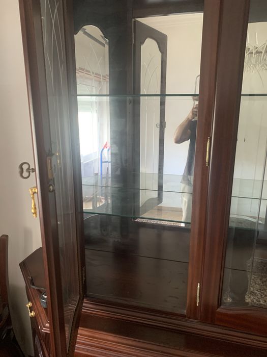 Cristaleira/vitrine em mogno