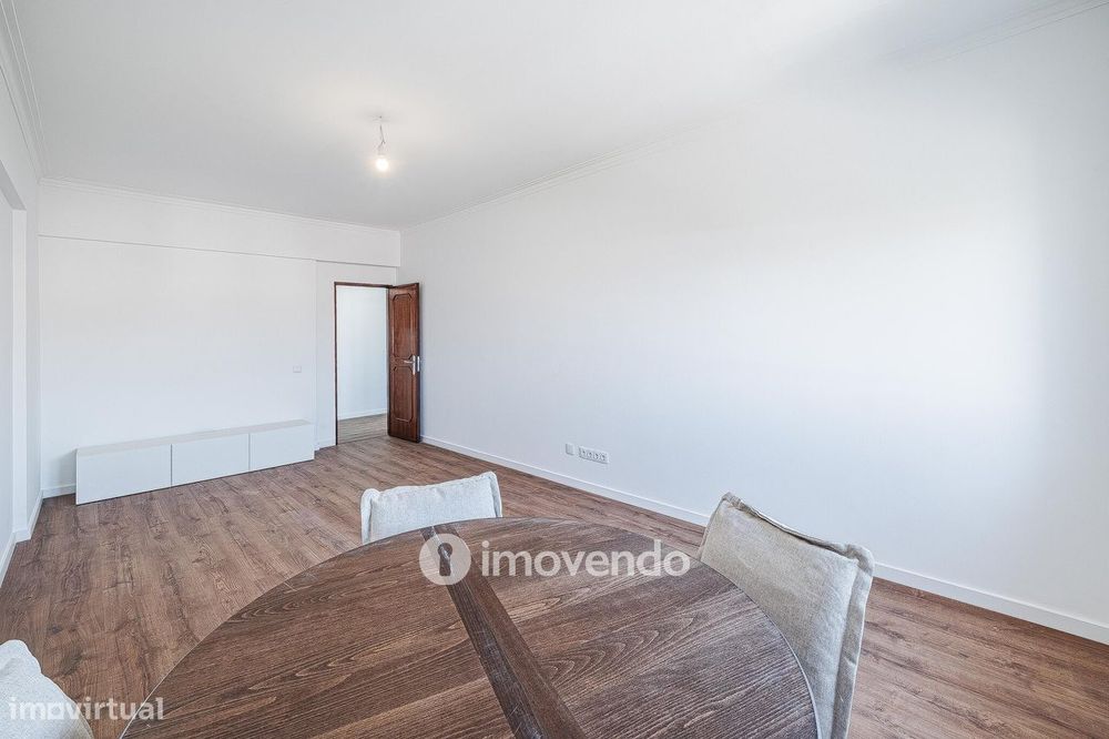 Apartamento T2 remodelado, com cozinha equipada, na Reboleira