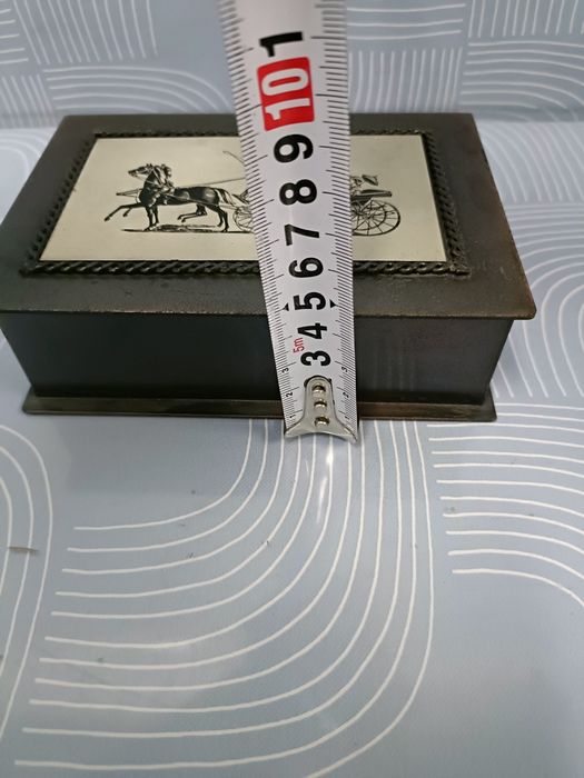 Ładna metalowa szkatułka