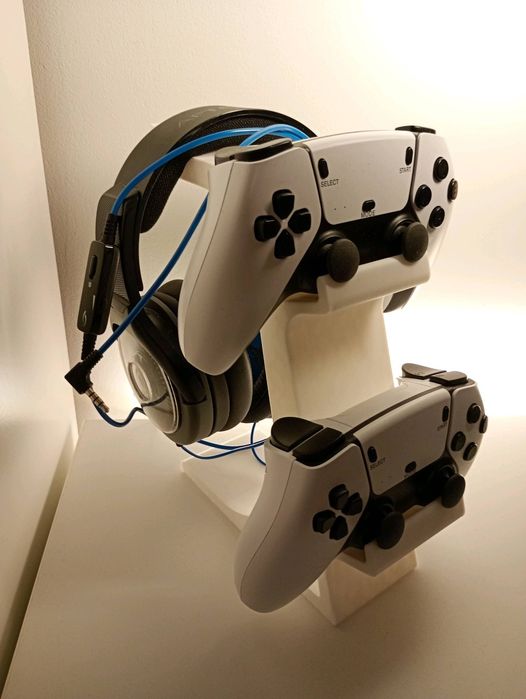 Suporte Gaming 3 em 1 – Headset + 2 Comandos (PS5 / Universal)