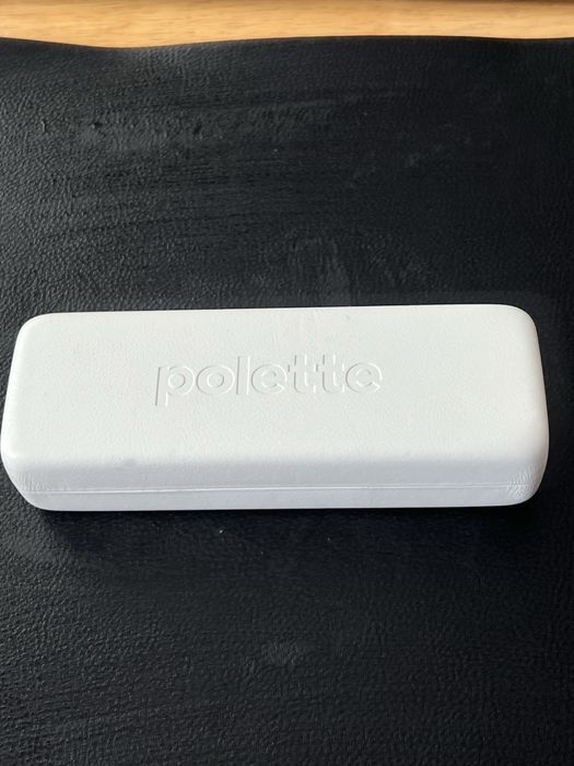 Białe etui sztywne na okulary Polette.