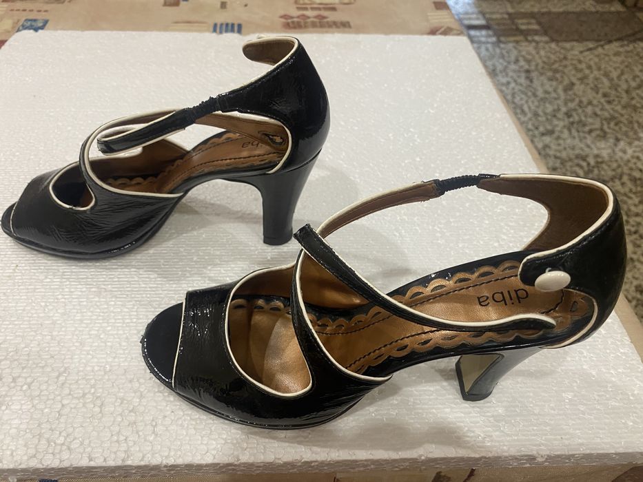 Продам босоножки 2 пары