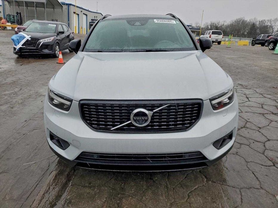 Volvo XC-40 R-Design