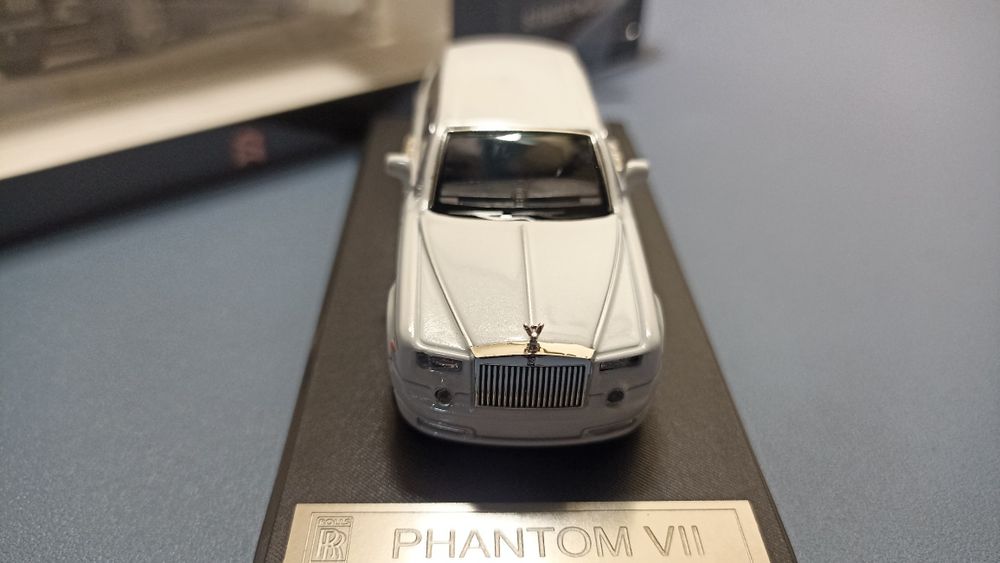 машинки моделі 1/64 rolls royce