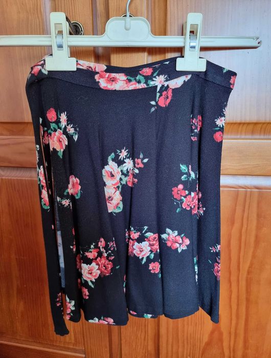 Saia cruzada preta com flores Bershka, tamanho XS