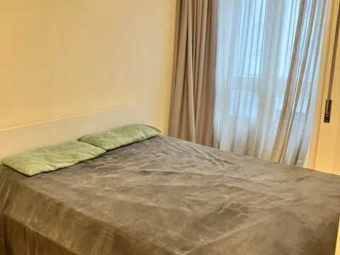Espaçoso (140m2) T2 duplex disponível na zona de Cedofeita (Rua de Antero Quental), Porto.