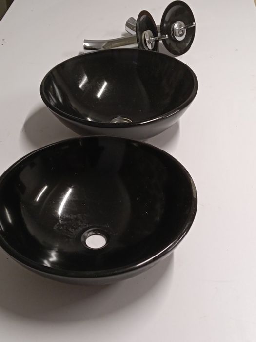 Umywalki nadblatowe wraz z bateriami.