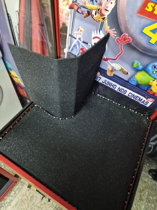 Máquina de brindes grua tema Toy Story Disney