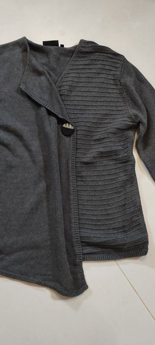 ciekawy SWETR ASTYMETRYCZNY szary 40 guzik