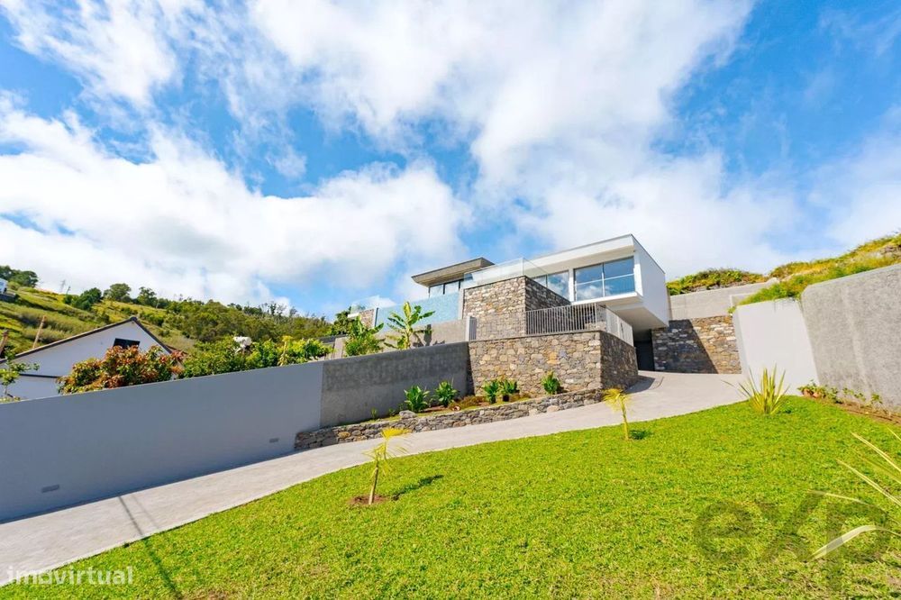 Casa moderna com vista deslumbrante no Estreito da Calheta