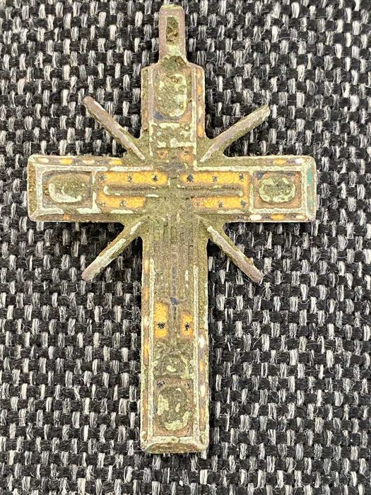 Brązowy, emaliowany krzyż  z XVIII wieku.