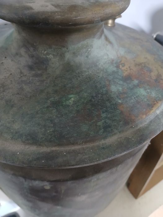 Продам самовар  старинный на дровах.

Состояние на фото.

Пер