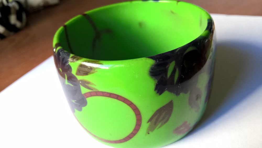 Pulseira larga verde com flores