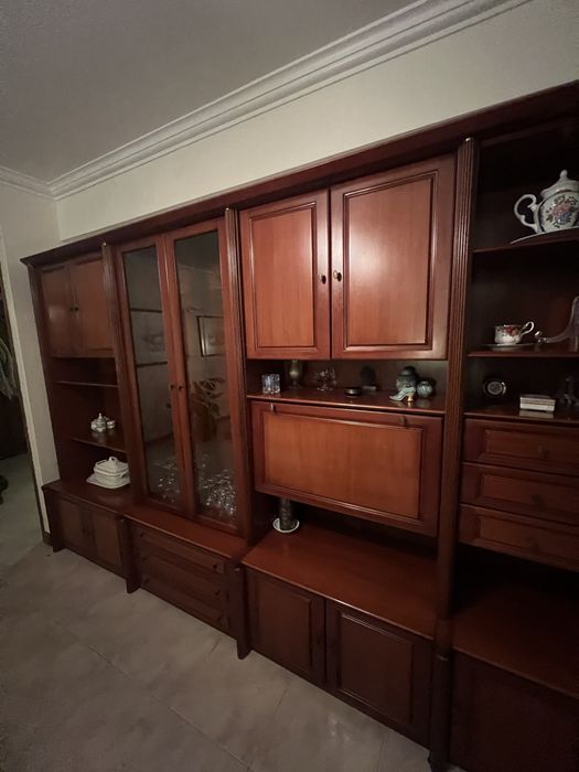 Movel de sala em madeira com vitrine e mini bar