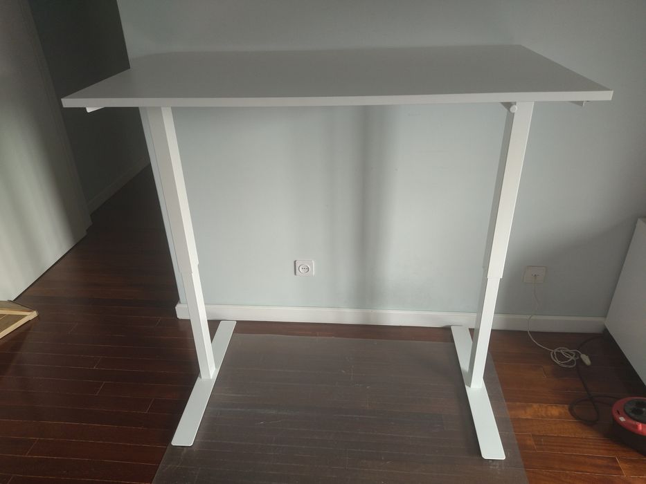 Mesa com altura regulável