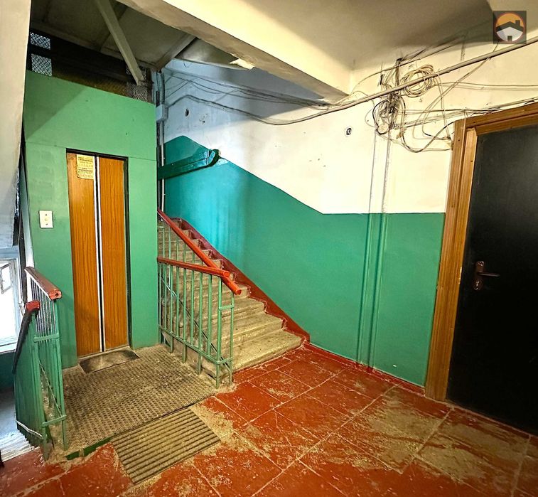 Продається 2-х кімнатна сталінка в Центрі  "Будинок зі Шпилем"