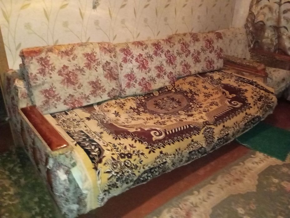 Віддам старий диван