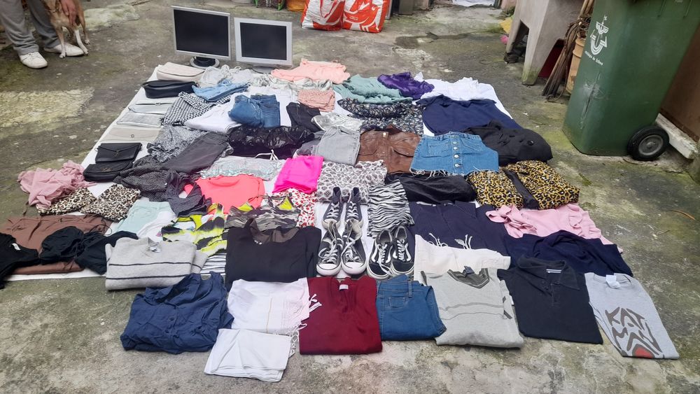 Lote de roupa, calçado e malas.