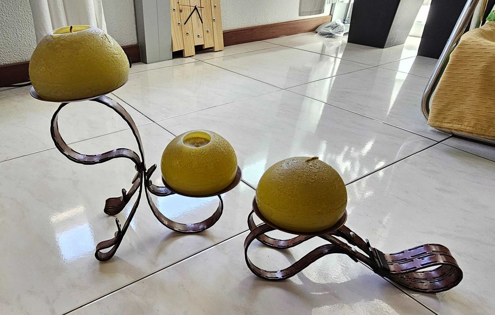 Dois castiçais com velas