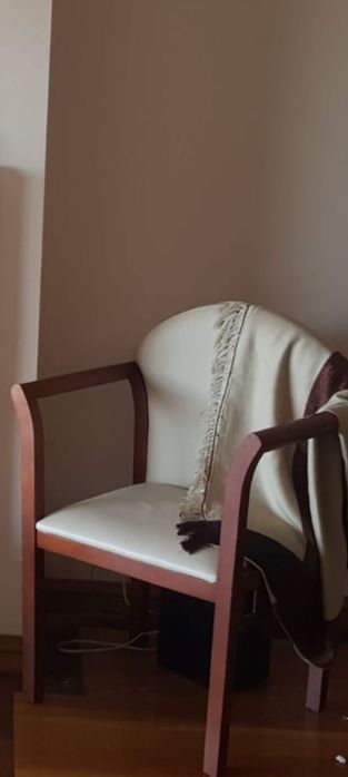 Cadeirão em madeira de cerejeira