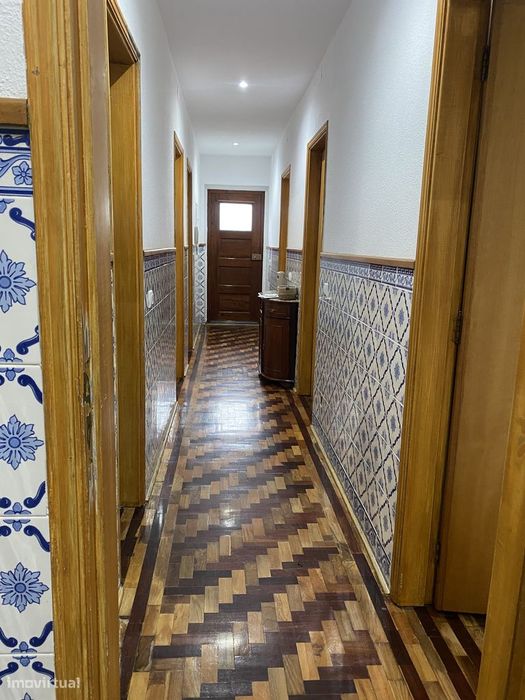 Vende-se T3 com grande espaço exterior em Santa Clara, Coimbra.