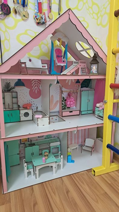 Ляльковий будинок з меблями