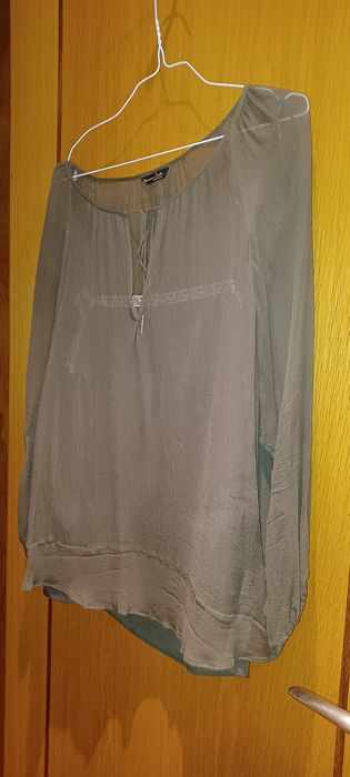 Top de alças com blusa verde azeitona Massimo Dutti