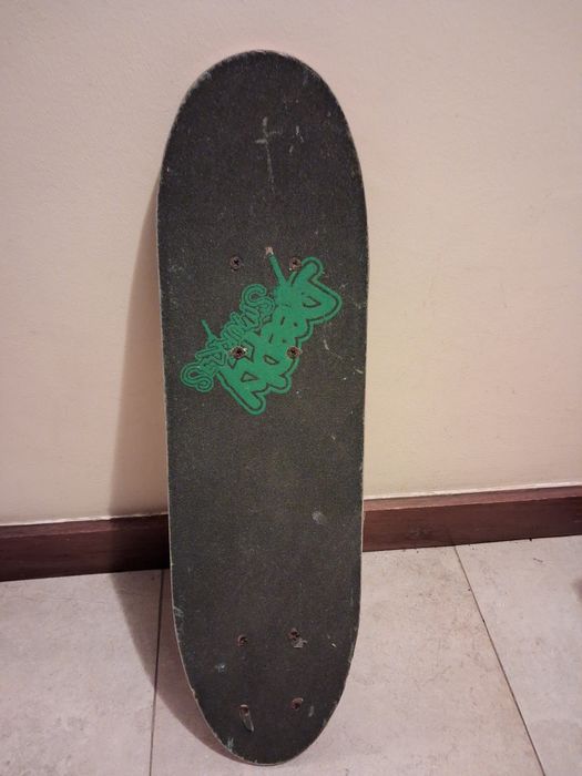 Skate com um dos pares de rodas.