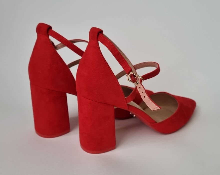 Czerwone Czółenka na słupku DeeZee