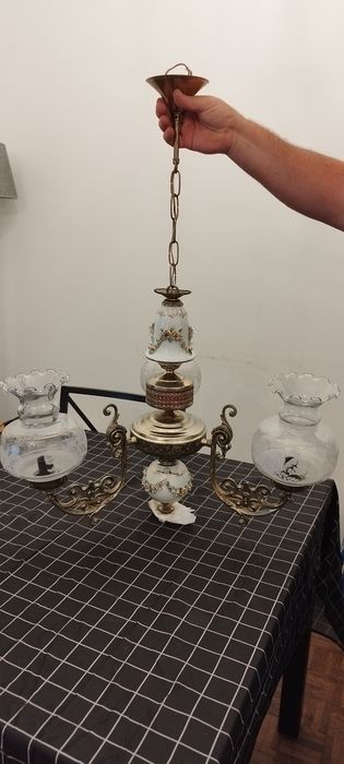 Candeeiro antigo em latão e porcelana