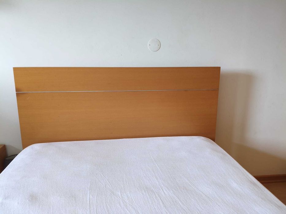 Cama solteiro, com colchão e mesa cabeceira