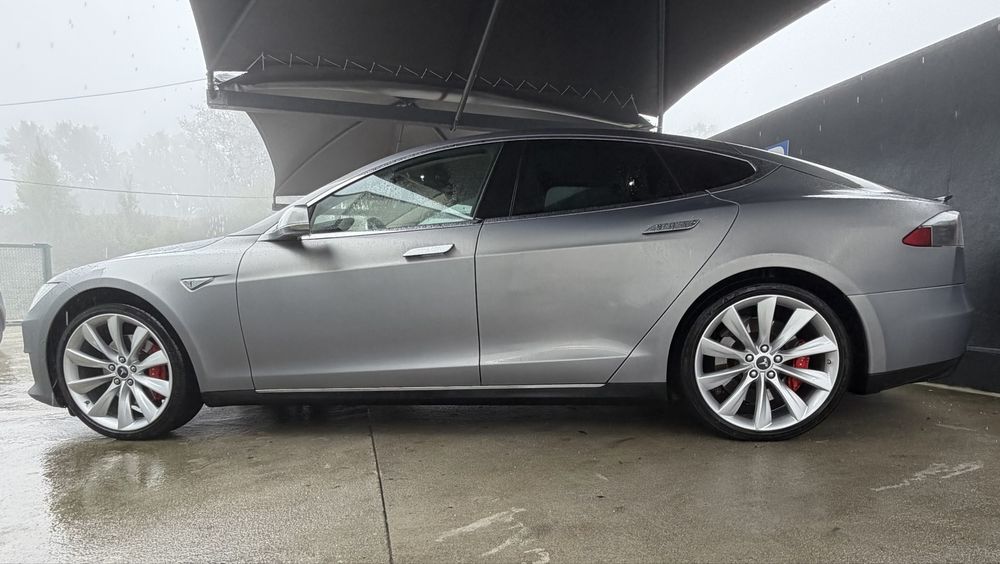 Tesla Model S P85
