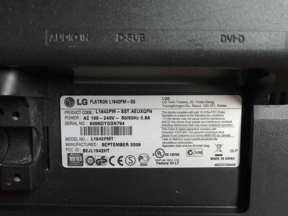 Monitor LG 19 cali  (z wewnętrznymi głośnikami)