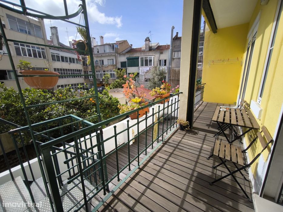 T4+1 Remodelado | Terraço privativo virado a sul na Graça / Anjos