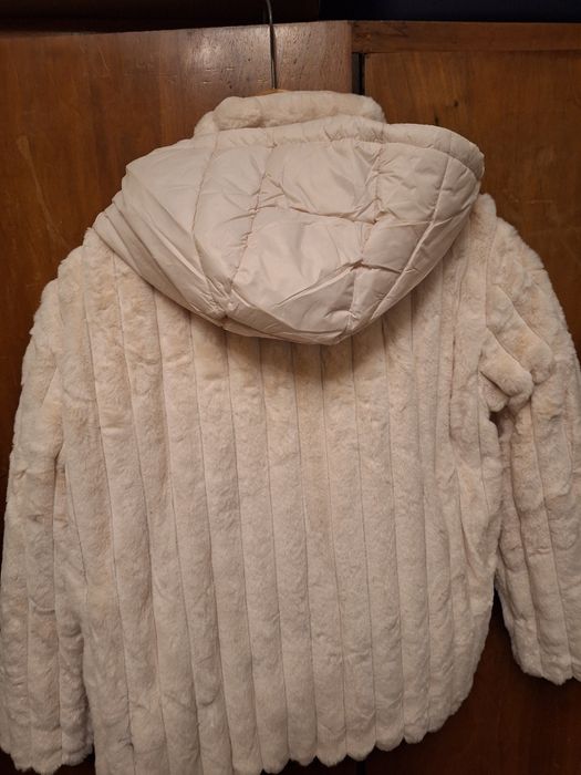 Kurtka damska futrzana z kapturem.