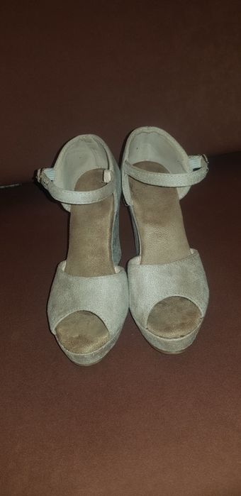 Wysokie koturny, rozmiar 36
Wysokość obcasa 10,5cm