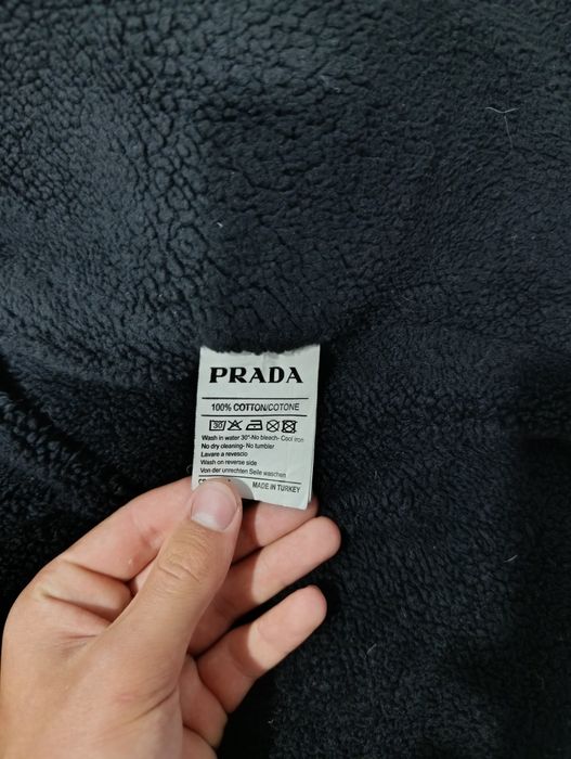 Продам зимову куртку PRADA
