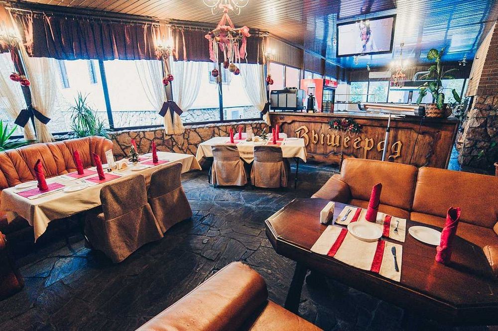 Замок люкс класса бильярд  лаунж зона 30 спальных Вышгород