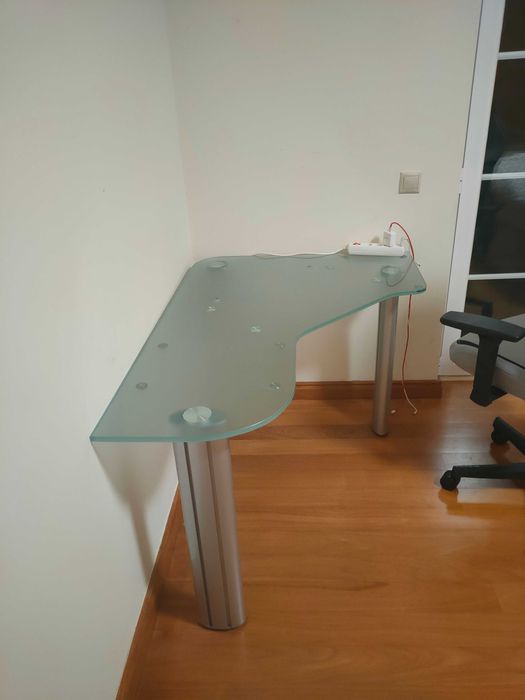 Mesa de escritório em vidro temperado – design moderno