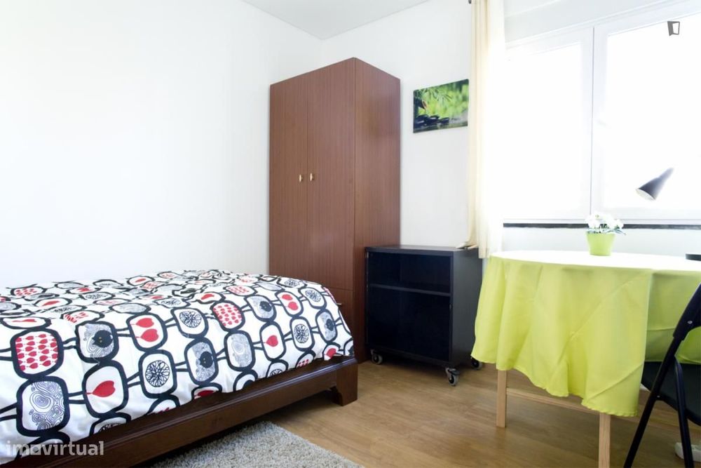 Quarto - localizado em Carnide Lisbon