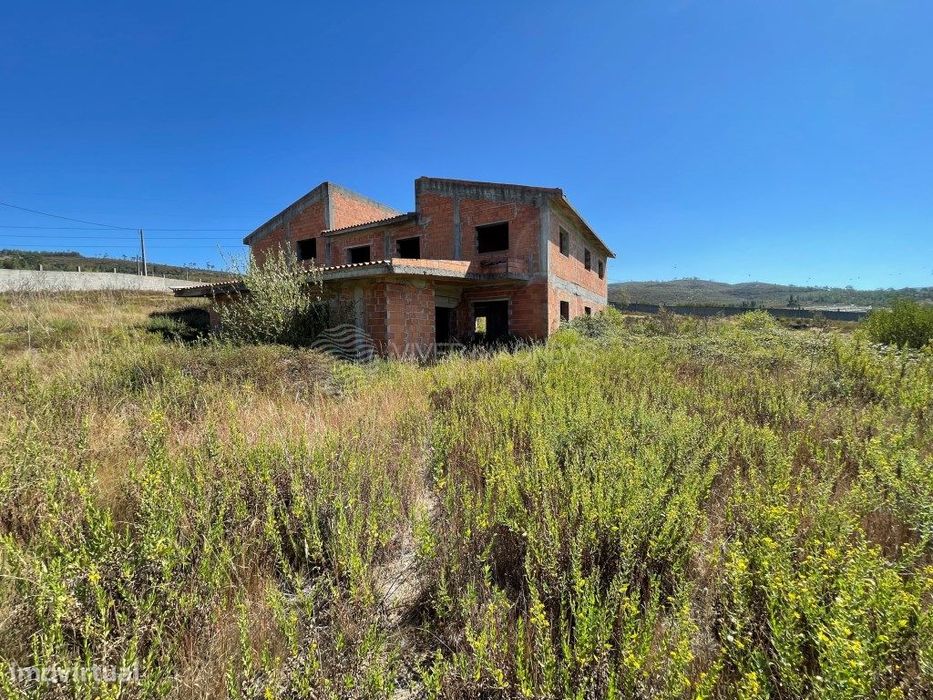 Terreno com moradia inacabada, em Sobreira - Paredes.