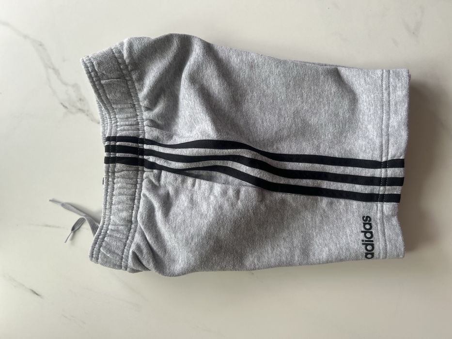 Świetne spodenki chłopięce, bawełna-9-10 lat-Adidas