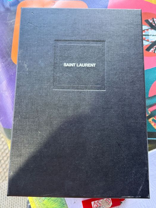 черная фирменная коробка Saint Laurent на магнитах