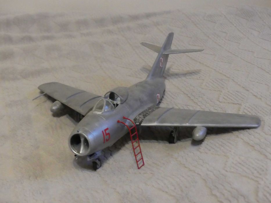 Model samolotu MiG 15 plastikowy sklejany z otwartą kabiną