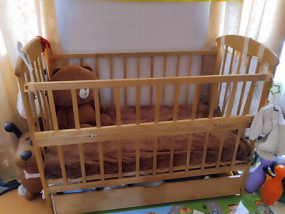 Дитяче ліжечко з маятником.