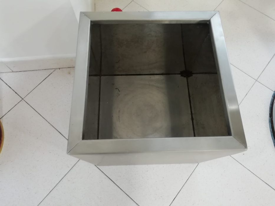 Vaso para plantas em inox altura: 36cm. Diâmetro: 29,5cm