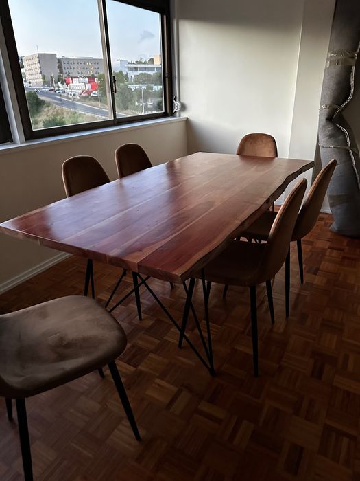 Cadeiras estofadas com camurce marrom
